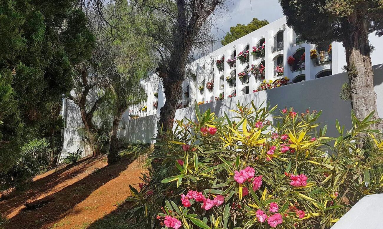 Esquelas.es | Santa Eulria des Riu mejorar el aparcamiento del cementerio y dotar de mobiliario el tanatorio