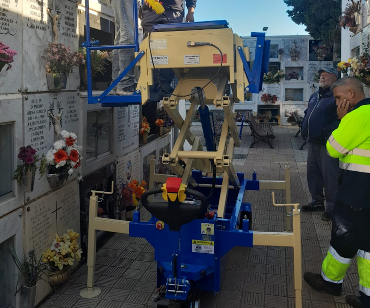 Esquelas.es | Los Realejos adquiere un elevador portafretros elctrico 2PT eco 3R, fabricado por la empresa Marco Taller