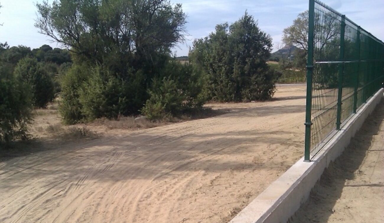 Esquelas.es | Roban 25 metros de la malla del vallado perimetral del cementerio de Barbastro