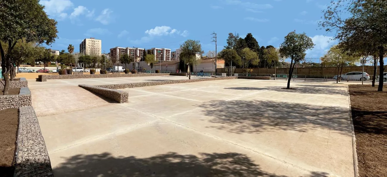 Esquelas.es | Reacondicionamiento con drenajes sostenibles de la explanada del ?jardinet? del cementerio de Masnou