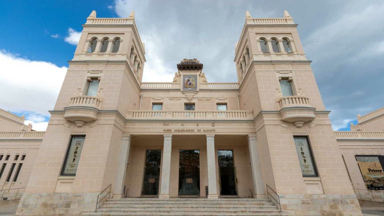 Esquelas.es | Exponen un ajuar funerario argrico vinculado a los Crpatos y hallado en la ciudad de Orihuela