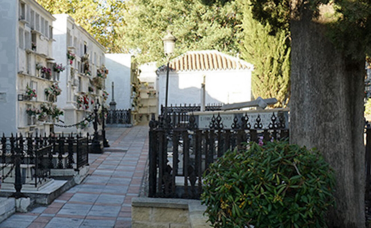 Esquelas.es | Los usuarios del cementerio de Con denuncian el robo habitual de jarrones y flores de las sepulturas
