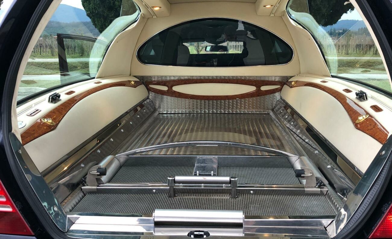 Esquelas.es | Coche fnebre Mercedes Benz modelo W 211 Nera Bellissima y ?American funeral?