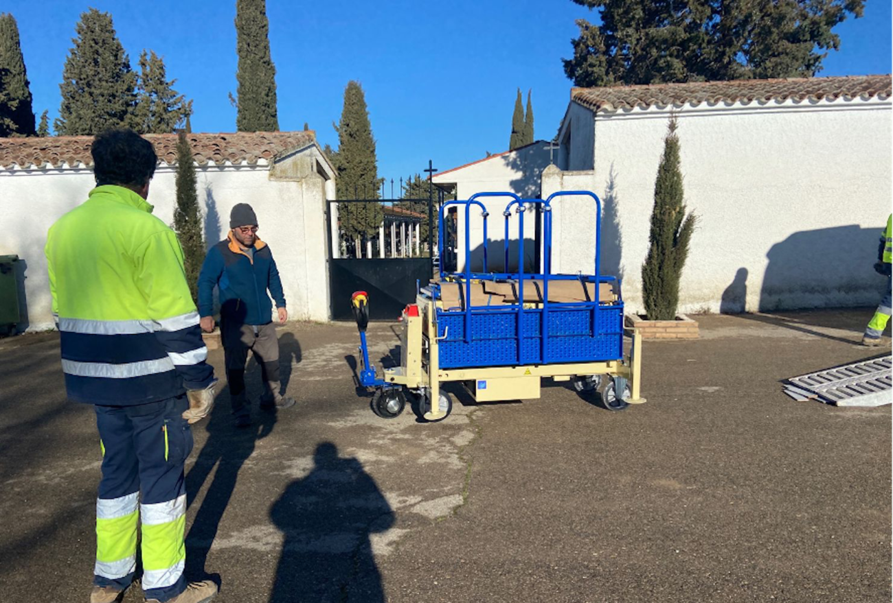 Esquelas.es | Marco Taller hizo entrega de un portafretros 2PT BG 3.2 al Ayuntamiento de San Mateo de Gllego