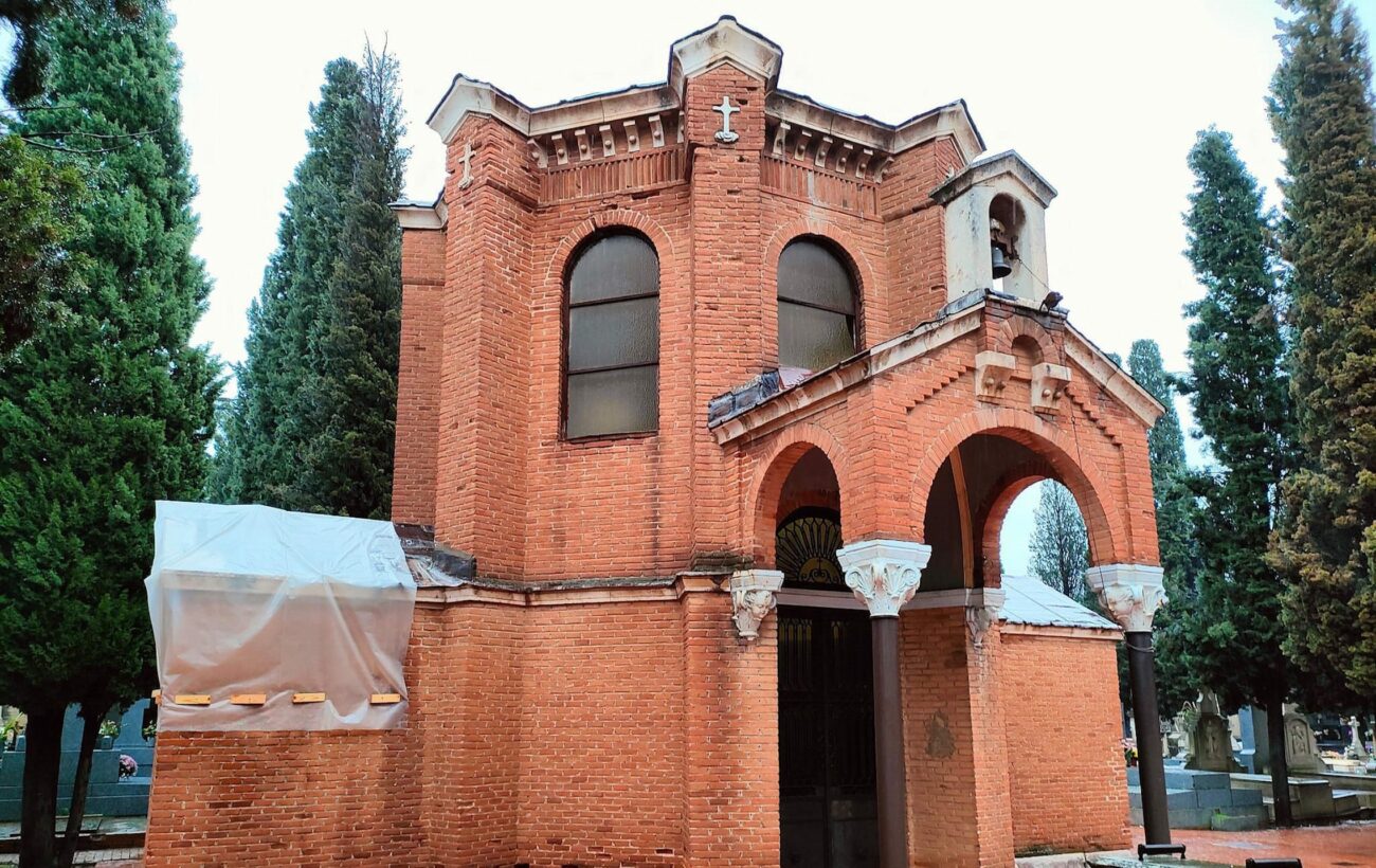 Esquelas.es | Reponen la cubierta de plomo de la capilla del cementerio de Alcal de Henares que haban robado
