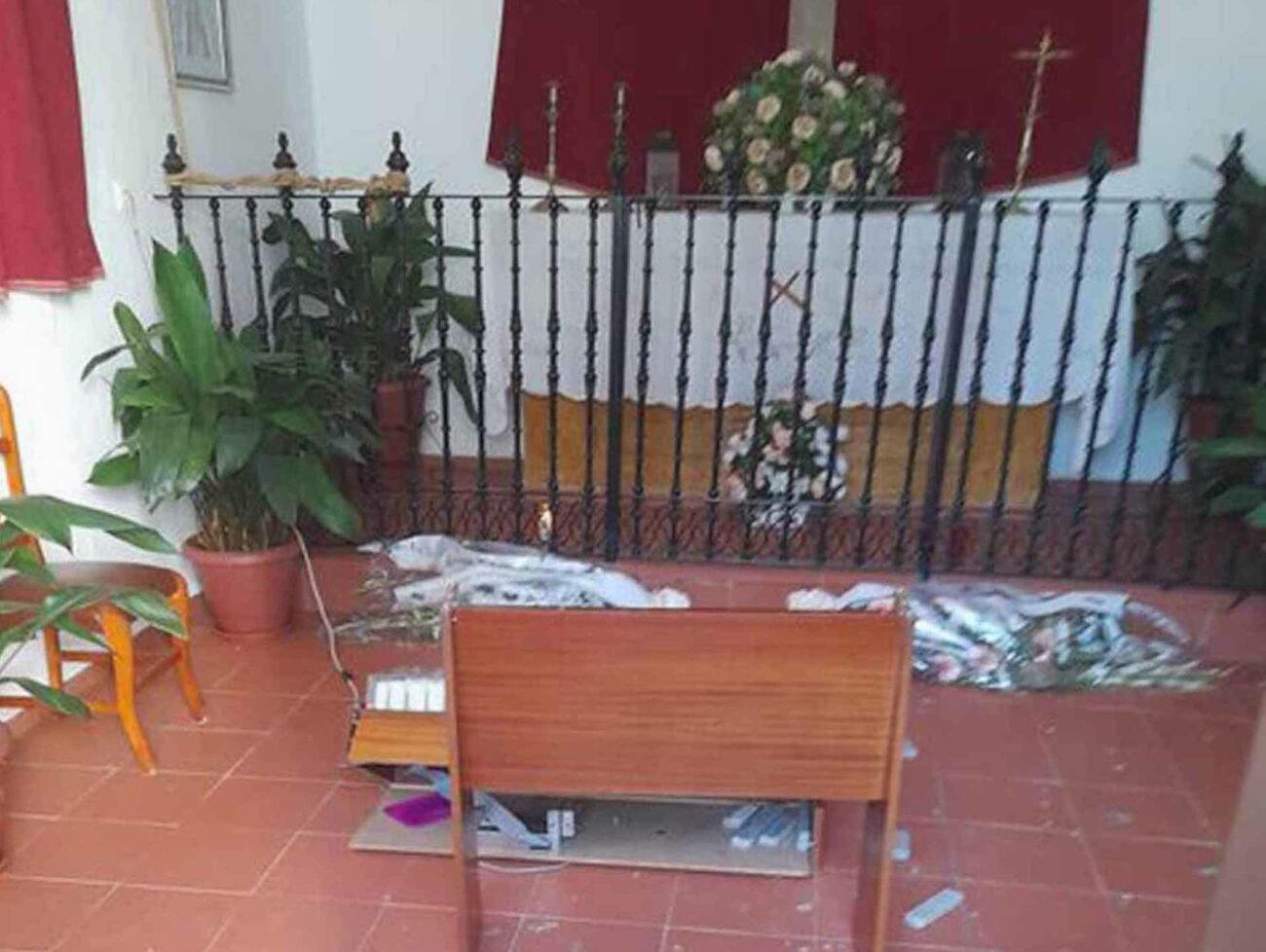 Esquelas.es | [BREVES] Destrozan la capilla del cementerio de Montijo // Exigen la limpieza del camposanto de Carril