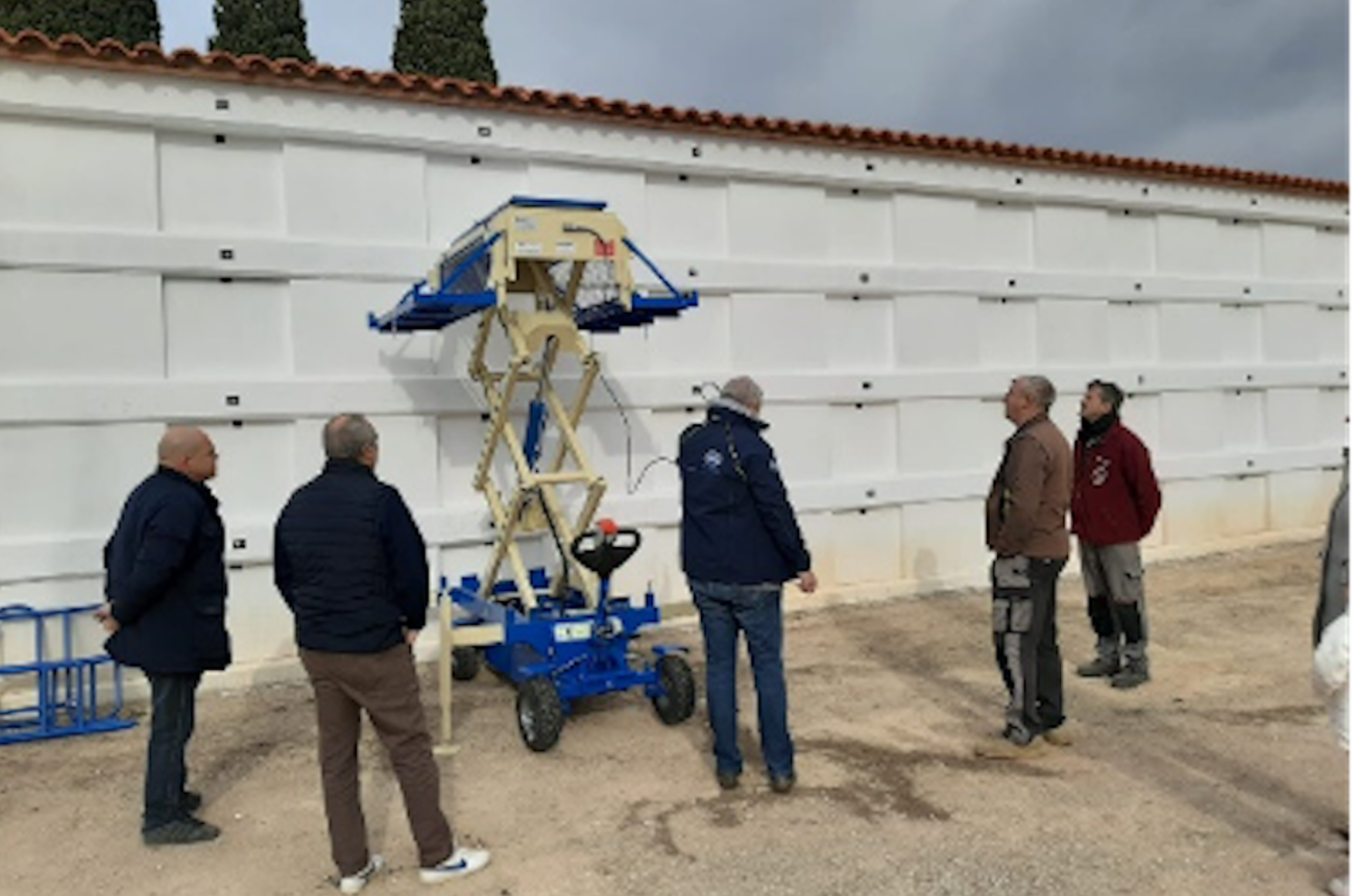 Esquelas.es | Marco Taller suministr en marzo, una plataforma elevadora portafretros para el cementerio de Macastre