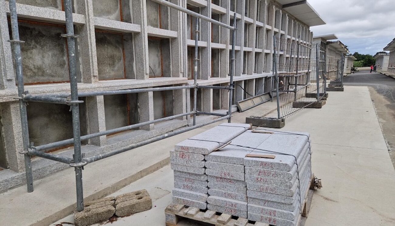 Esquelas.es | La ampliacin del cementerio de Carballo entra en su recta final con el revestimiento de los panteones en granito