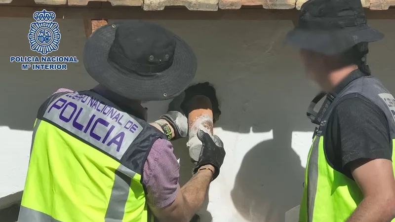 Esquelas.es | Los TEDAX desactivan un explosivo incrustado en un bloque de nichos en el cementerio de Carabanchel