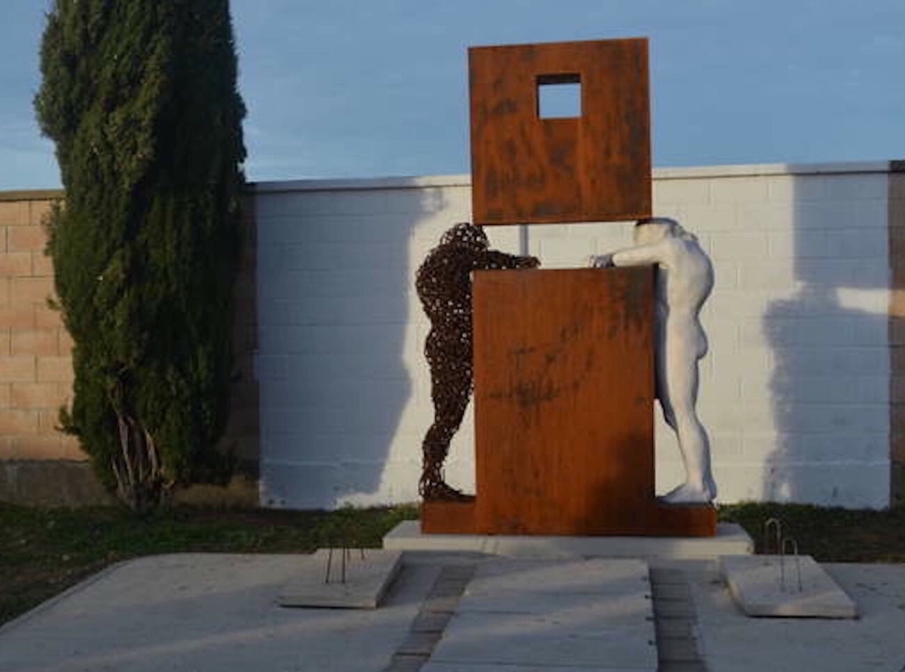 Esquelas.es | La escultura ?La ventana?, un recuerdo permanente en el cementerio de Algadefe a sus fallecidos