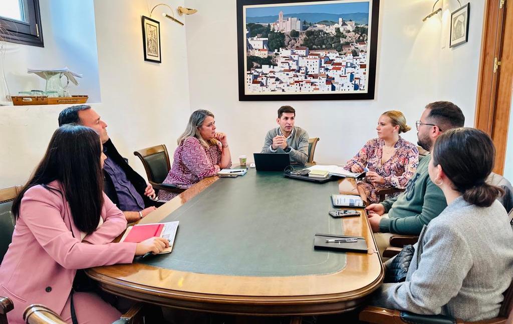 Esquelas.es | Casares firma el contrato para la ejecucin de las nuevas salas de velatorio con la empresa Htorres Cys 2004