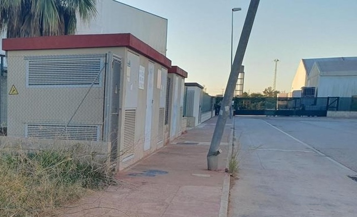 Esquelas.es | Existe un alto riesgo de cada de una farola frente al tanatorio de Benifai
