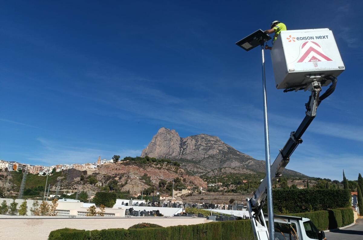 Esquelas.es | Instalan alumbrado pblico con energa solar en el acceso al cementerio municipal de Finestrat