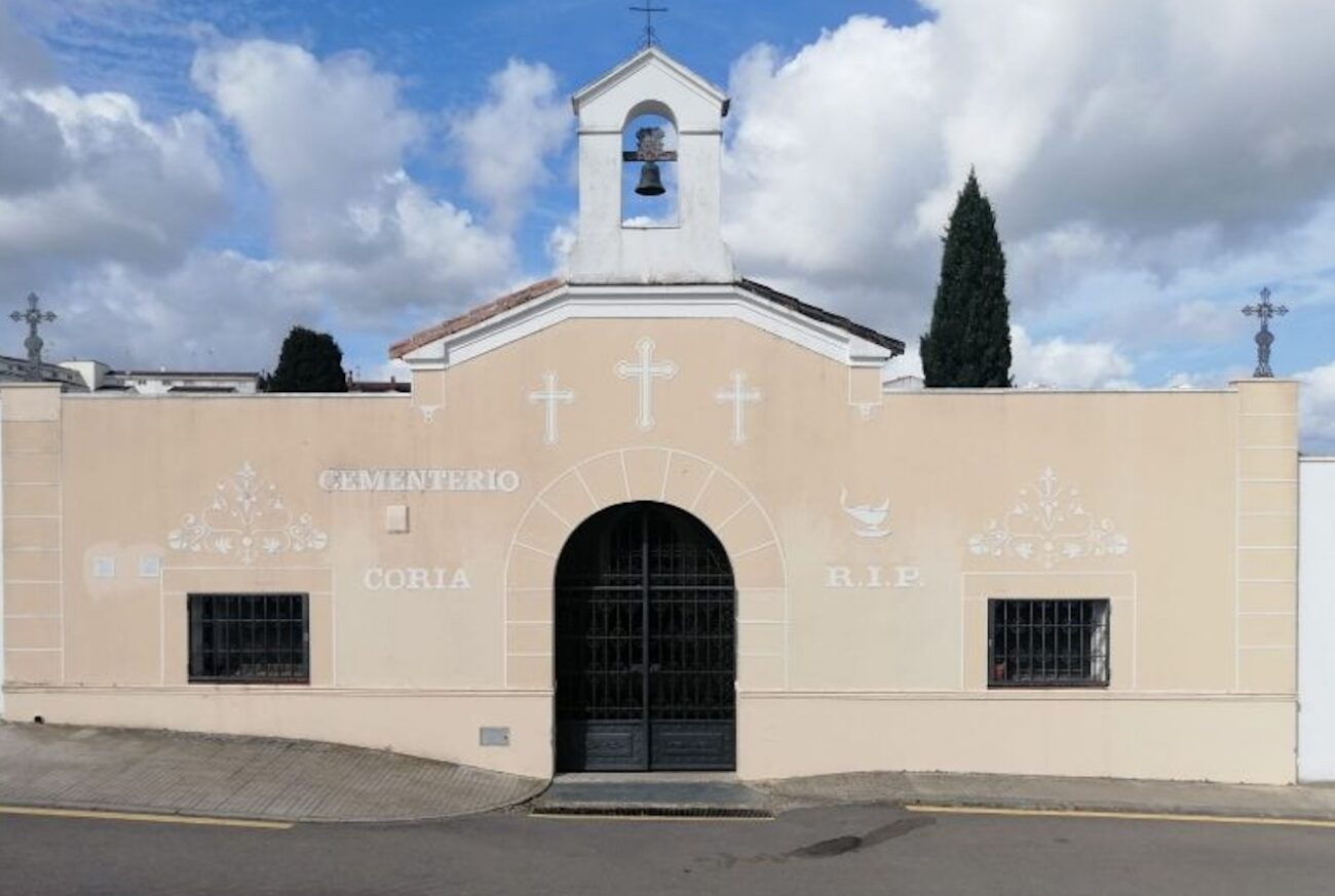 Esquelas.es | La alcaldesa de Coria visita las obras de ampliacin del cementerio municipal